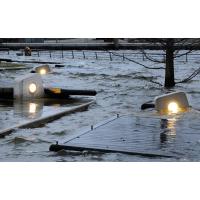 9536_0946 Lampen bei Hochwasser unter Wasser - Holzbänke im Wasser. | 